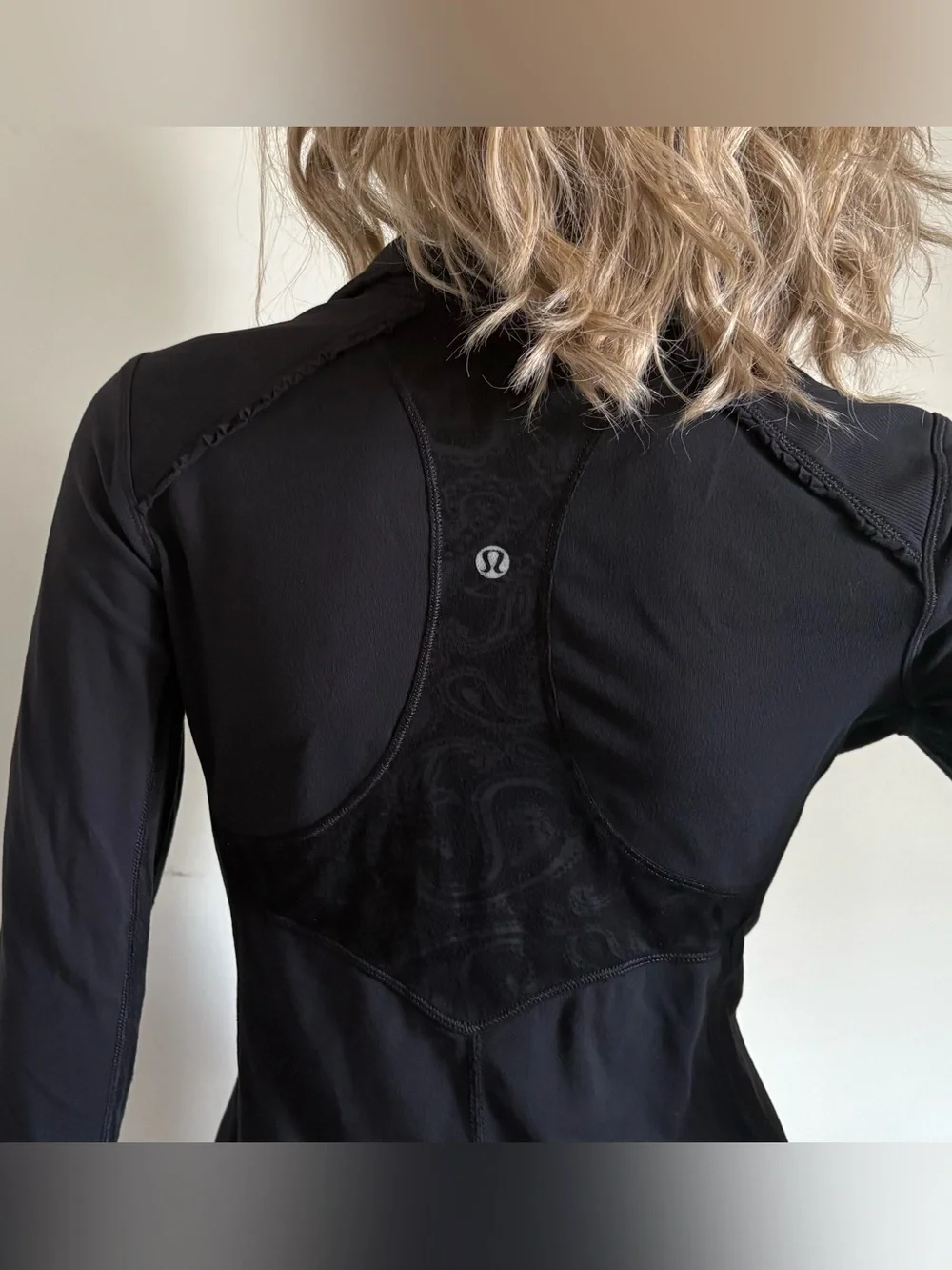 Lululemon Star Runner Black Pullover half-zip pockets thumbholes in sleeves Sz 6